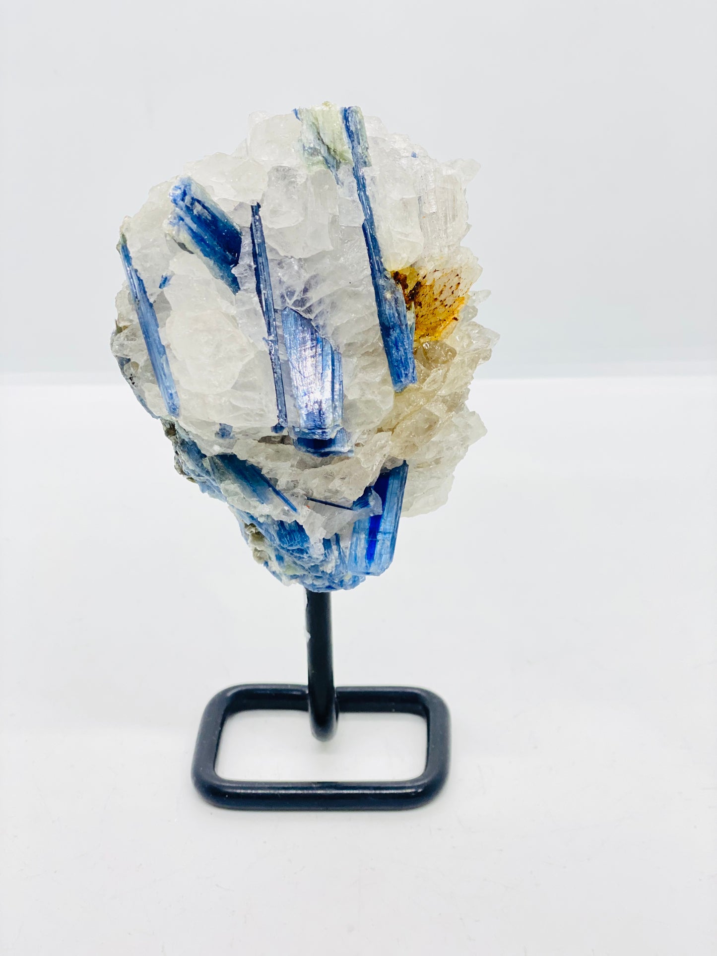 Kynite in Quartz