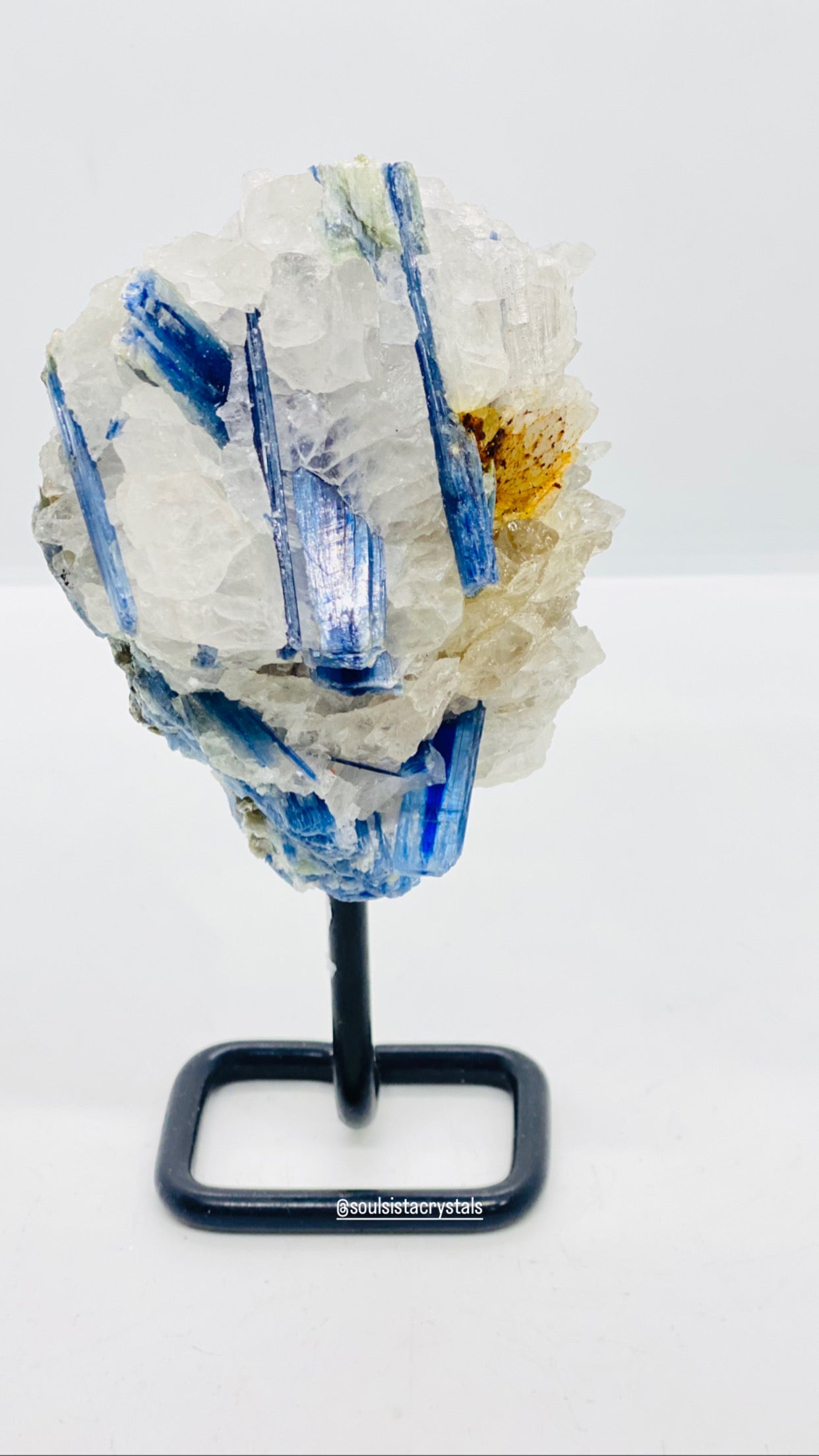 Kynite in Quartz