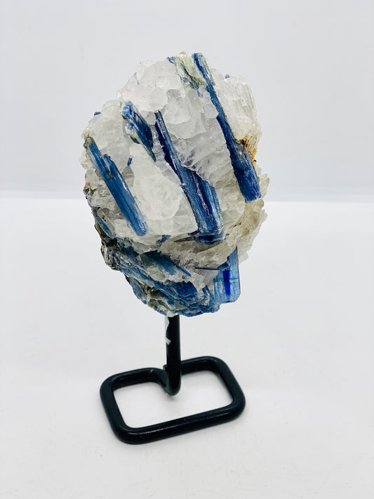 Kynite in Quartz